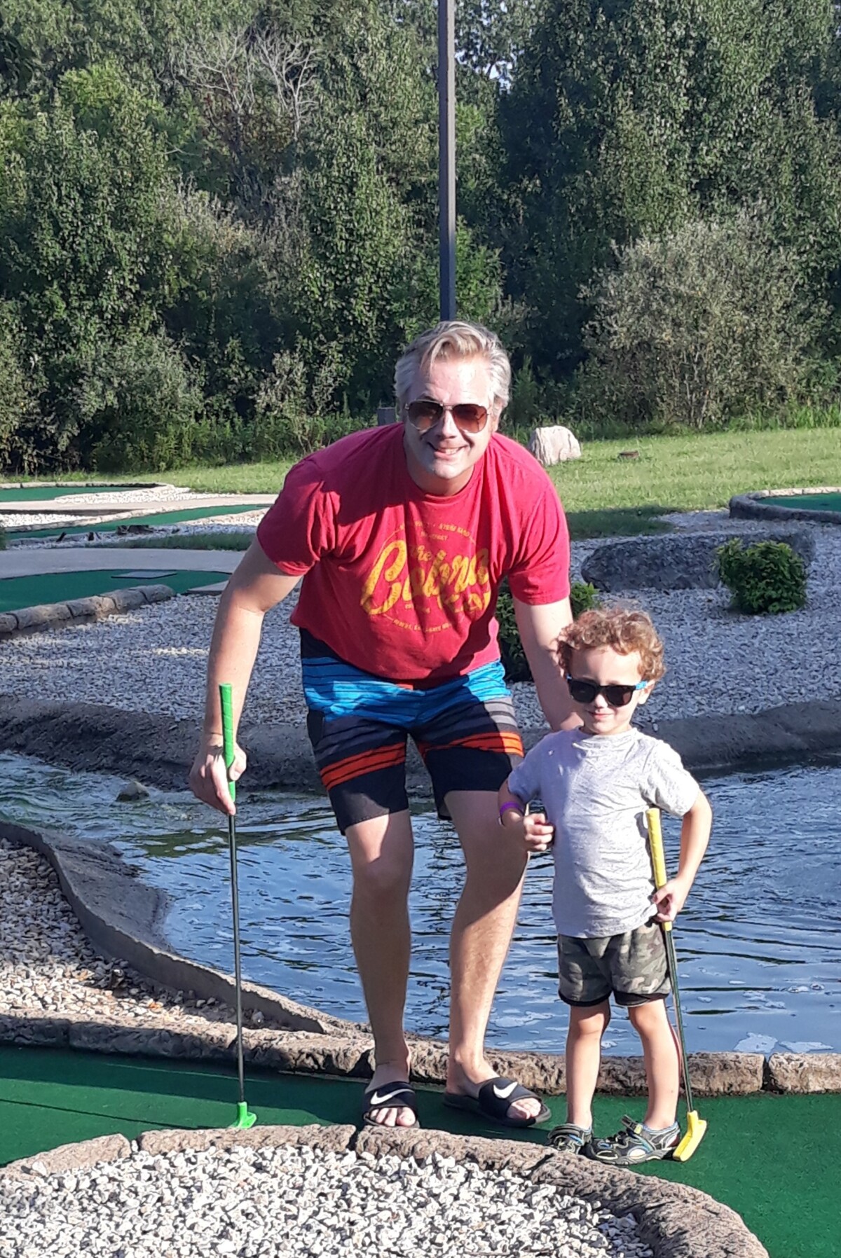 Daddy and Ascher mini golf on vacation
